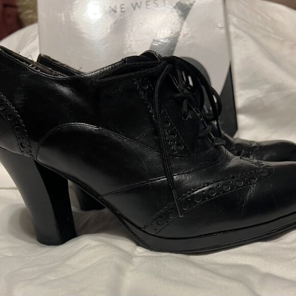 NINE WEST - BLOCK HEEL - PATENT LEATHER TIE UP SHOE - SIZE 7 - Picture 2 of 4